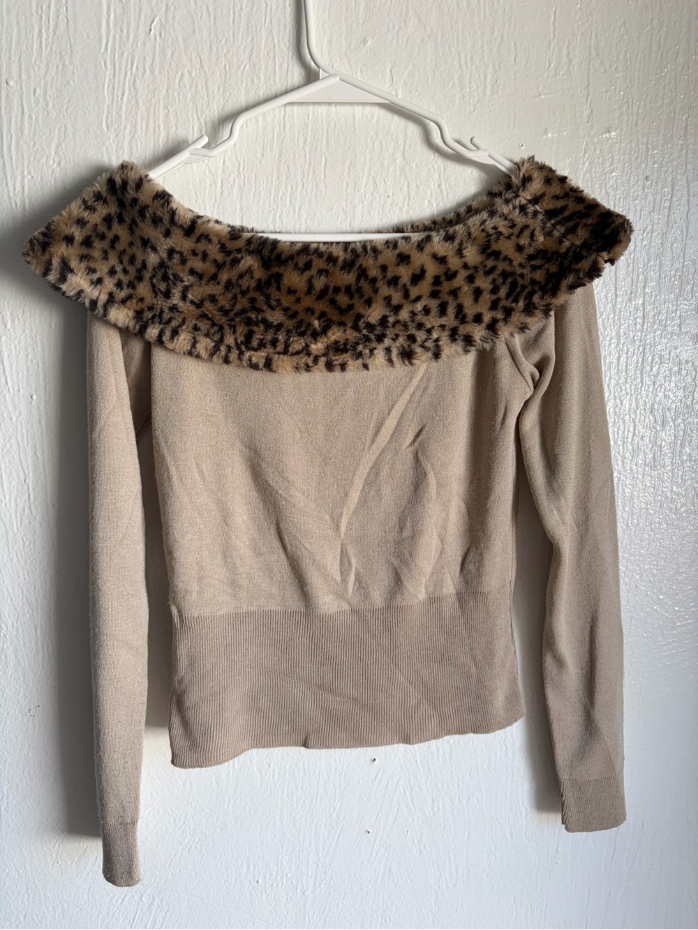 Sweater Project Beige Off-the-Shoulder Sweater with Leopard Faux Fur Collar